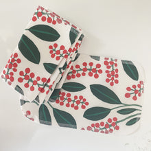 Load image into Gallery viewer, Winter Berry Paperless Towel Set