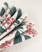Load image into Gallery viewer, Winter Berry Paperless Towel Set