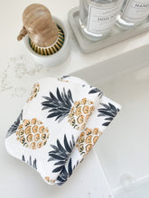 Load image into Gallery viewer, Pineapple Paperless Towel Set