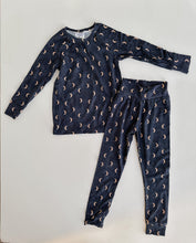 Load image into Gallery viewer, Long Sleeve Raglan + Leggings (3T)