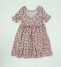 Load image into Gallery viewer, Addie Short-Sleeved Dress: Mauve Daisies

